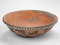 Ame Ker 40  Ame Ker 40, Brasilien/Paraguay, Kadiwéu, 19. Jahrhundert, Schale, Ton, Glasperlen, Schnur, Harz, H 8 cm, Dm 26,2 cm : Museumsfoto: Claus Cordes, Bestandskatalog Ethnologie